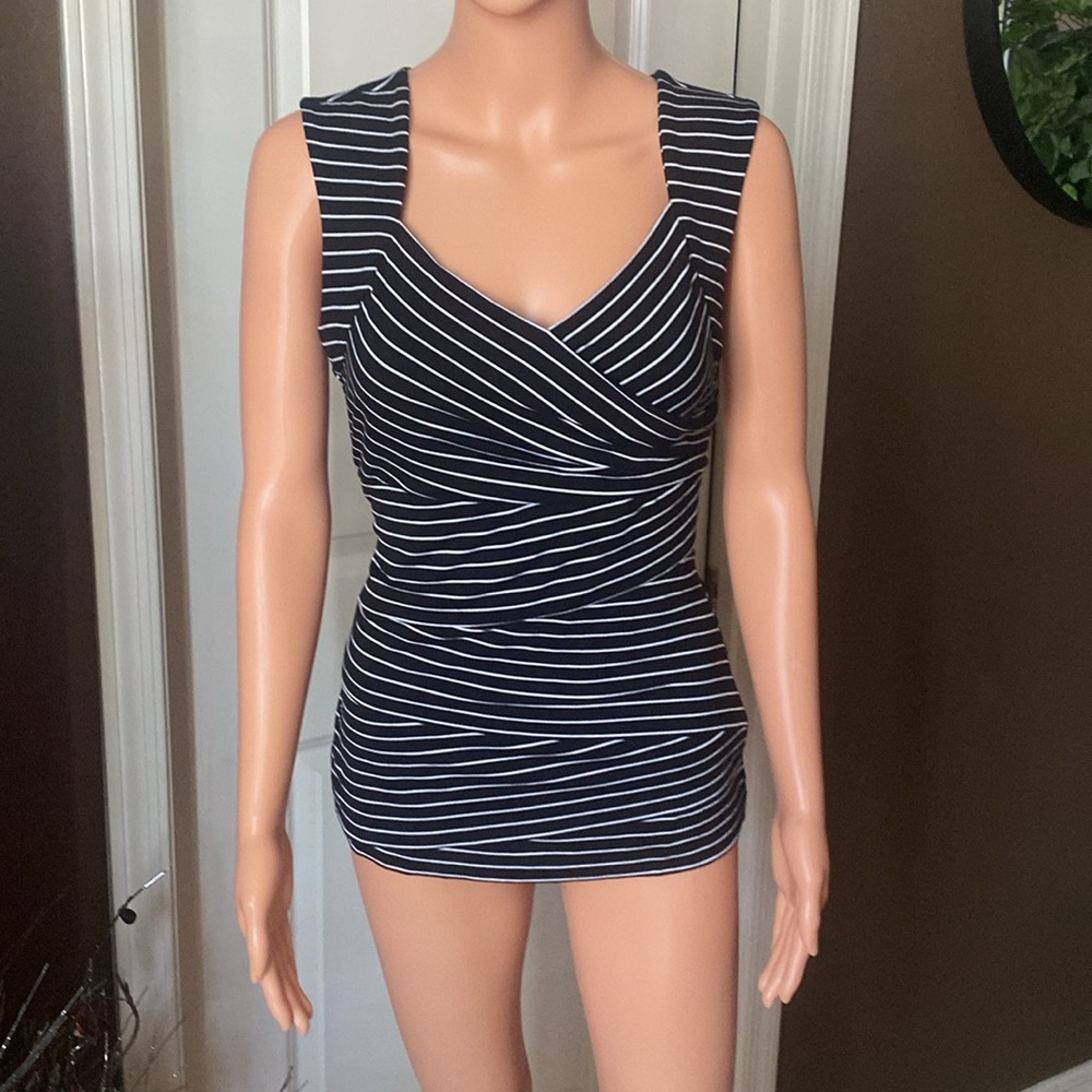 White House Black Market top Size Medium, flattering top.